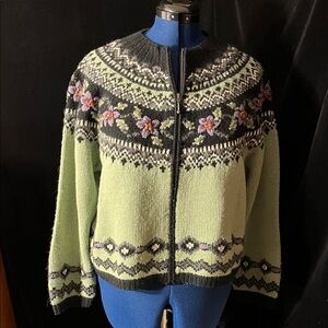 Gorgeous hand knit Icelandic sweater. Floral accents. Size XL. Great condition